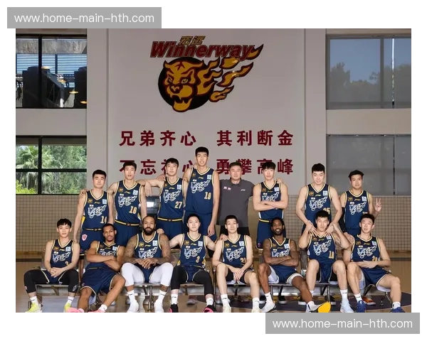 巅峰对决，篮球盛宴：CBA广东宏远vs.青岛男篮，谁能问鼎？